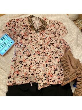 𝅺VAN Heusen Wrap Around Top. Fun field full of flowers 🌸 print. Size XL